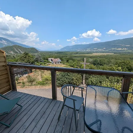 Renovated With View Apartmán